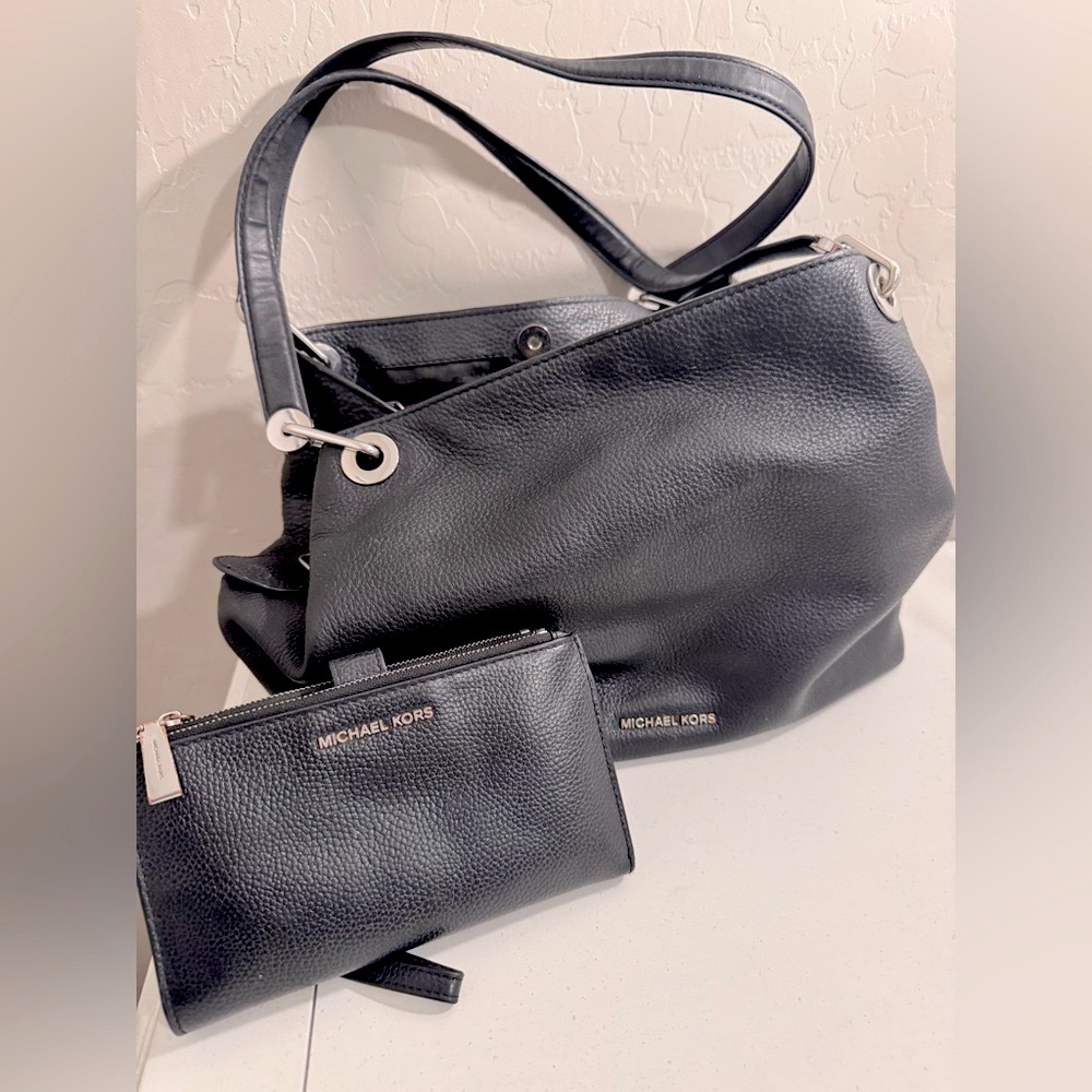 Michael Kors Raven Large Shoulder Bag w/matching  wristlet with double zippers